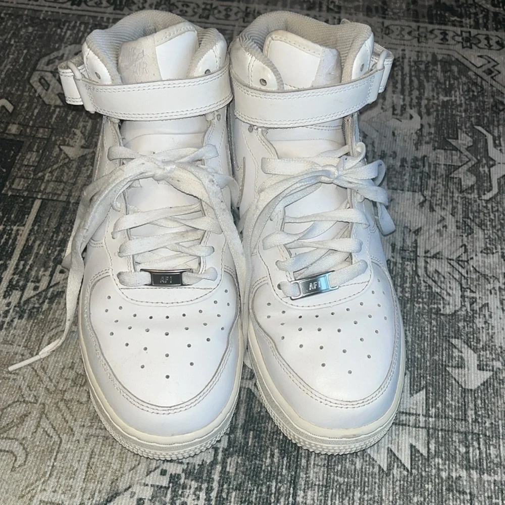 Nike youth Air Force 1 High LE size 7Y